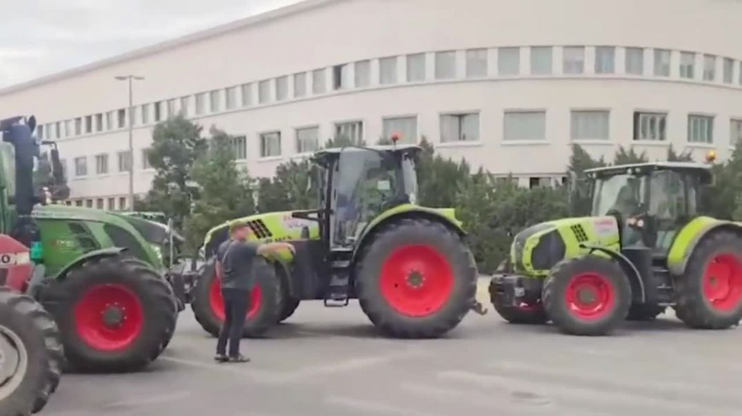 ⁣Farmers Have Put up Road Blocks in Several Serbian Towns in Protest of Government Policies and Fuel 