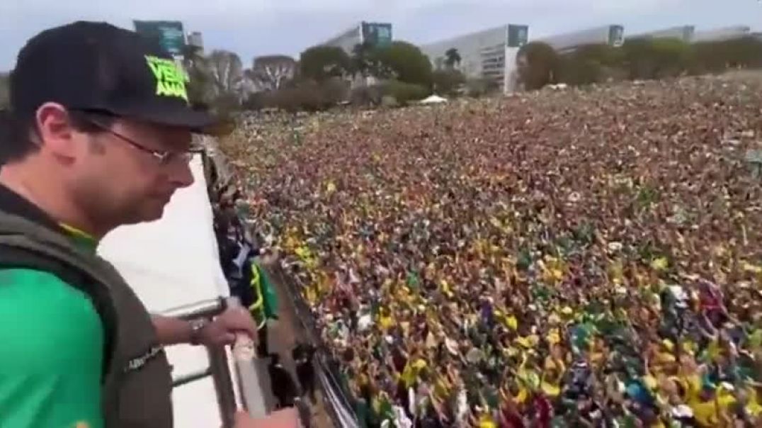 ⁣Unbelievable Scenes as an Estimated 1m Brazilians Praying 'Our Father' With President Jair