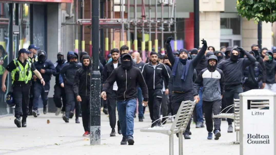 ⁣Armed Men have Taken to the Streets of England in Response to Anti-immigrant Protesters with Weapons