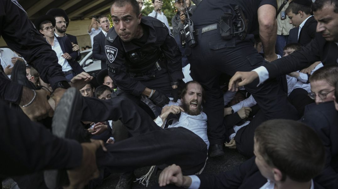 ⁣Israeli Police Officers Viciously Beat Up Group of Haredim Ultra Orthodox Jews Protesting Against Mi