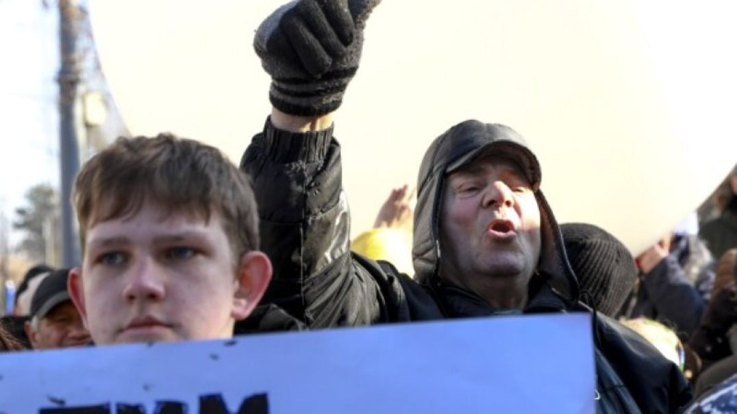 ⁣Citizens of Moldova Hit the Streets to Sing Russian Patriotic War Songs!