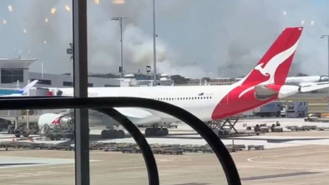 ⁣Chaos at Sydney Airport, Boeing Plane Suffers Suspected Engine Failure as Runway Grassfire Sparks